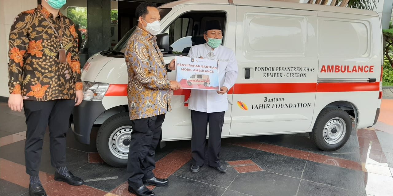 Tahir Foundation Donates Ambulance For Khas Kempek Islamic Boarding School, Cirebon. (1)