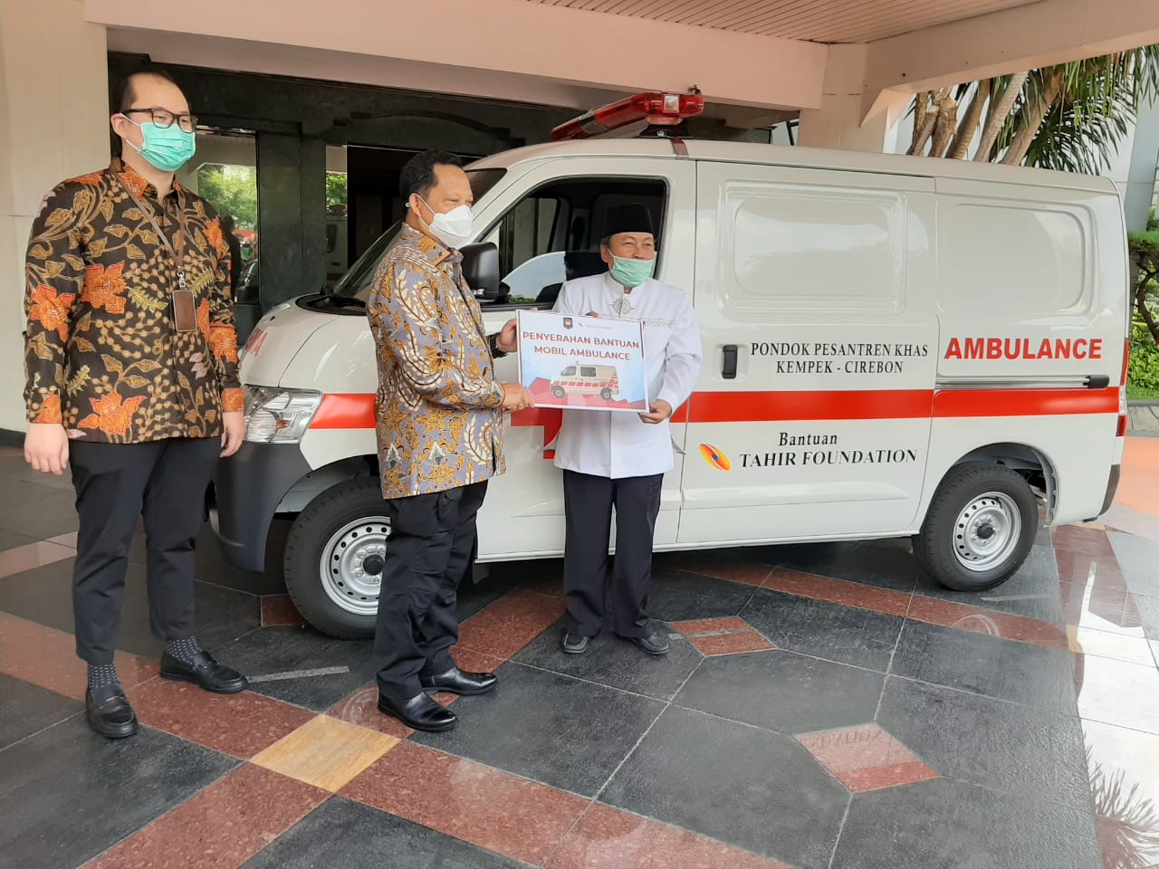 Tahir Foundation Donates Ambulance For Khas Kempek Islamic Boarding School, Cirebon. (1)